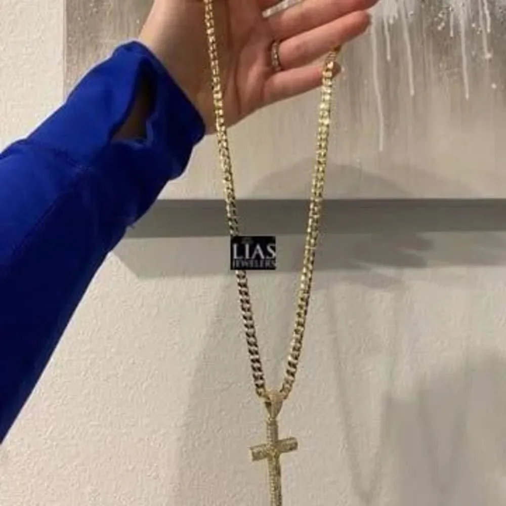 New 14k yellow gold filled Cuban link chain and cross pendant